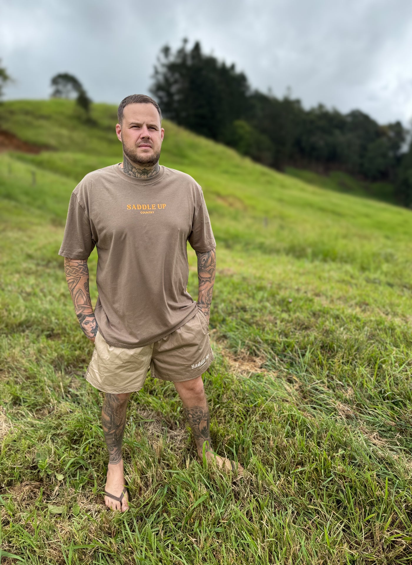 SIGNATURE BROWN MENS TEE