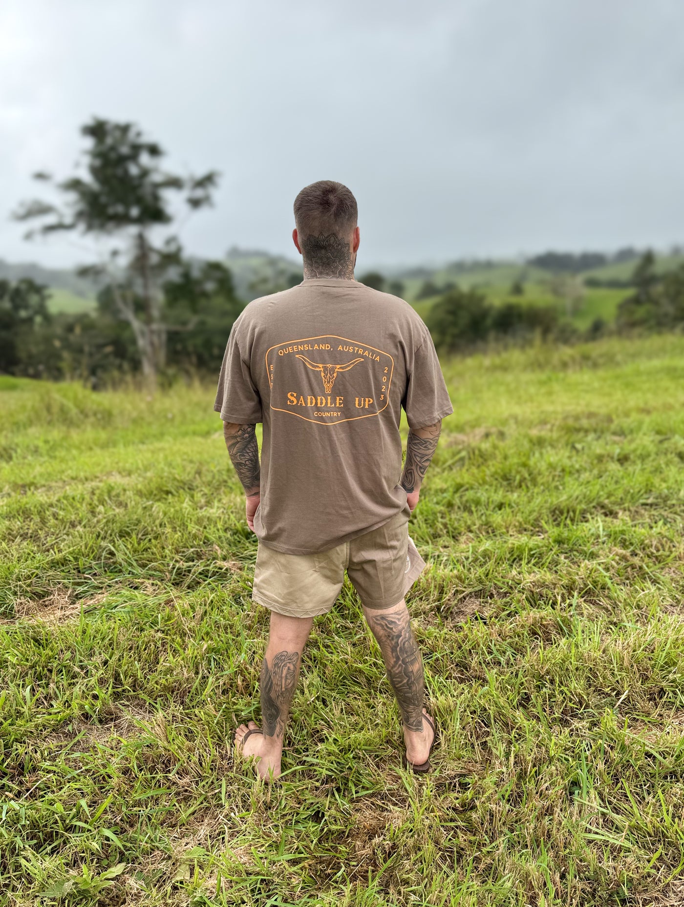 SIGNATURE BROWN MENS TEE